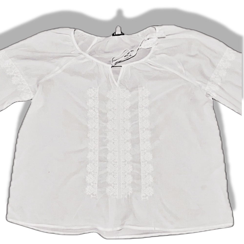 Women’s White embroidered Old Navy blouse. With cute tassels. Size XL.